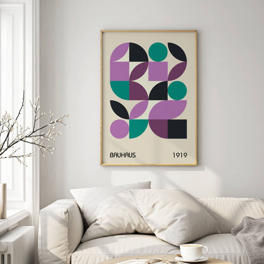 Denne geometriske Bauhaus-inspirerte plakaten kombinerer abstrakte former, rene linjer og en balansert fargepalett i lilla, grønt og svart for å skape en tidløs og elegant veggdekorasjon. Illustrasjon viser plakat i eik ramme.