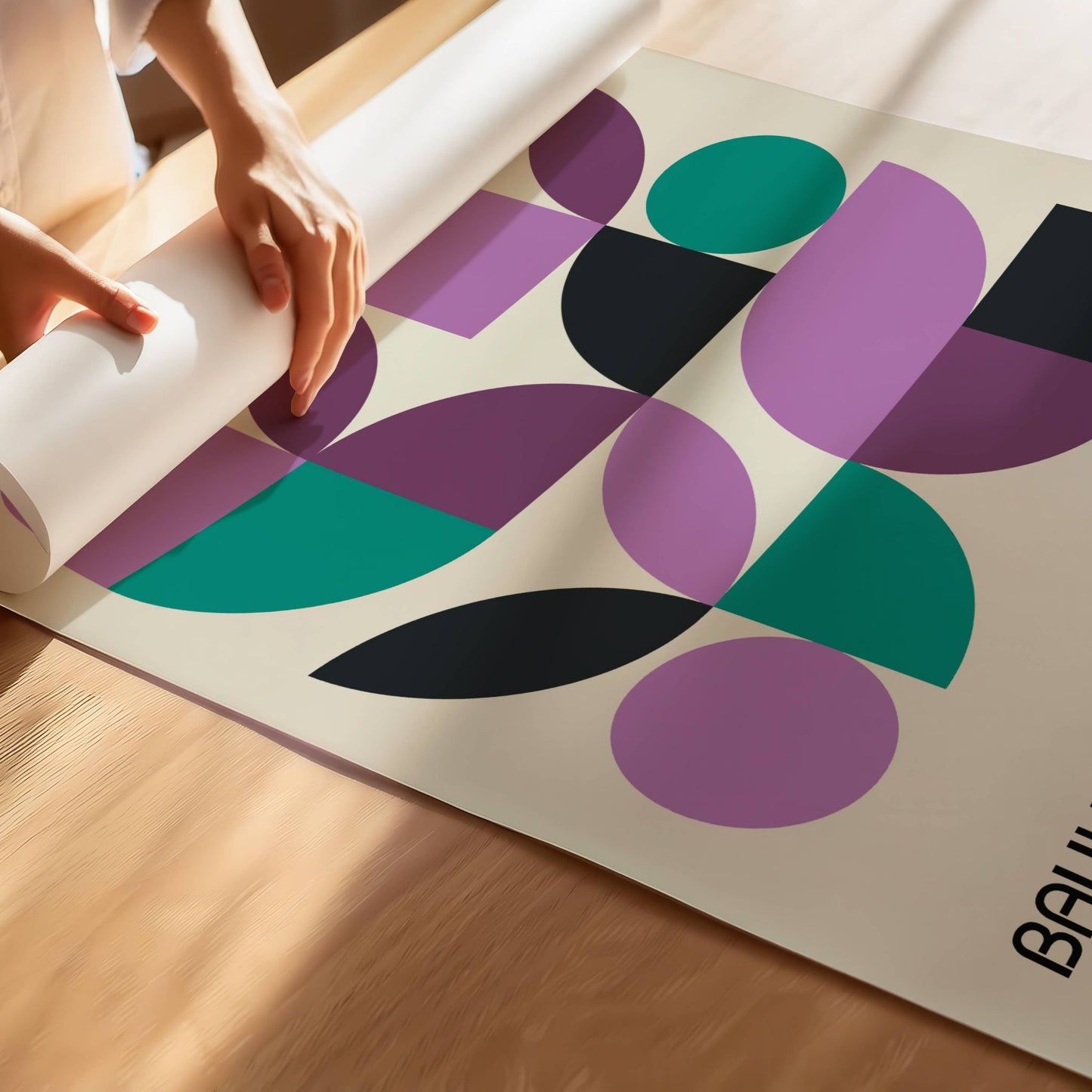 Denne geometriske Bauhaus-inspirerte plakaten kombinerer abstrakte former, rene linjer og en balansert fargepalett i lilla, grønt og svart for å skape en tidløs og elegant veggdekorasjon. Illustrasjon viser plakat på print.