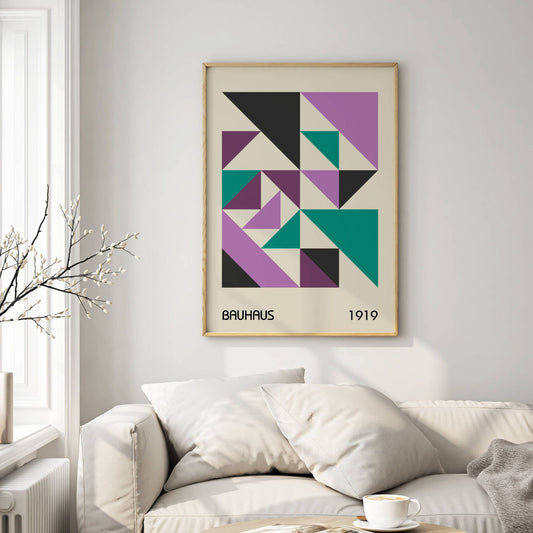 Denne geometriske Bauhaus-inspirerte plakaten kombinerer abstrakte former, rene linjer og en balansert fargepalett i lilla, grønt og svart for å skape en tidløs og elegant veggdekorasjon. Illustrasjon viser plakat i eik ramme.