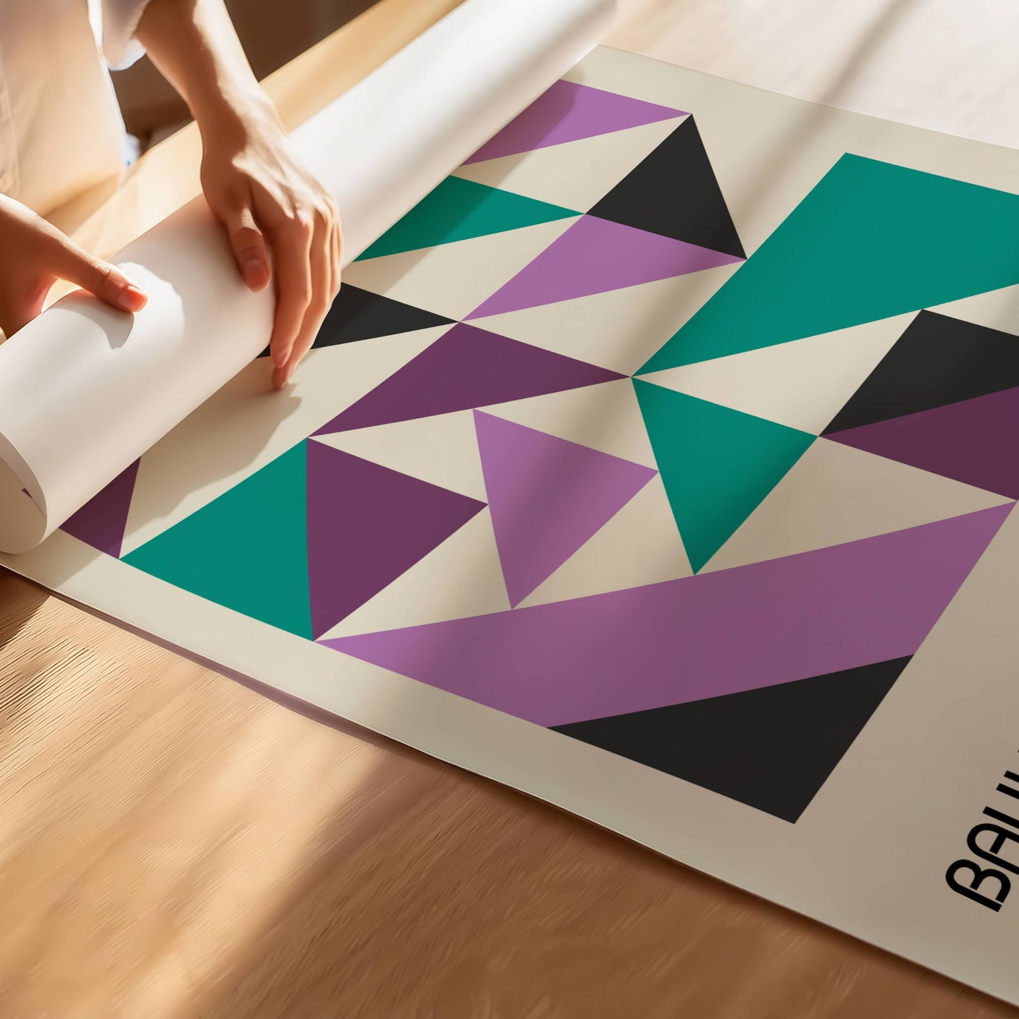 Denne geometriske Bauhaus-inspirerte plakaten kombinerer abstrakte former, rene linjer og en balansert fargepalett i lilla, grønt og svart for å skape en tidløs og elegant veggdekorasjon. Illustrasjon viser plakat på print.