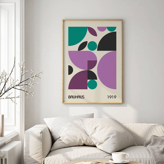 Denne geometriske Bauhaus-inspirerte plakaten kombinerer abstrakte former, rene linjer og en balansert fargepalett i lilla, grønt og svart for å skape en tidløs og elegant veggdekorasjon. Illustrasjon viser plakat i eik ramme.