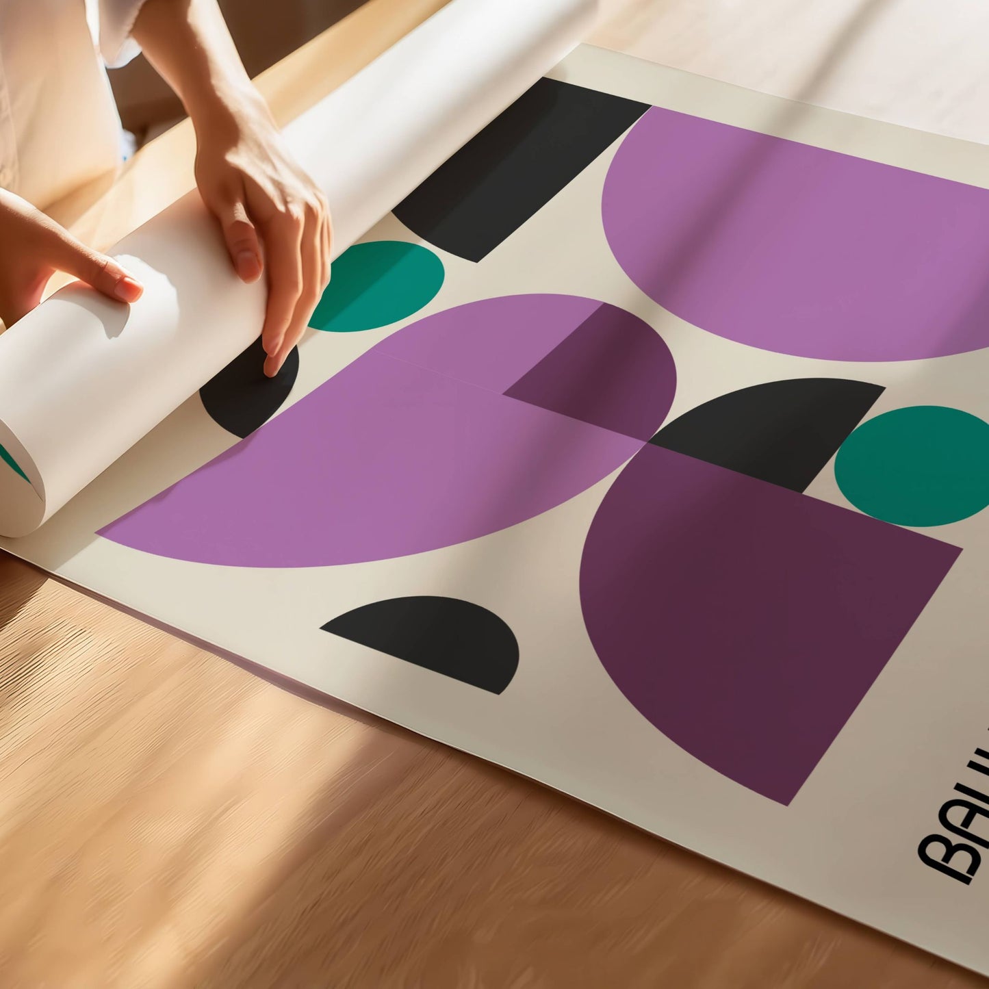 Denne geometriske Bauhaus-inspirerte plakaten kombinerer abstrakte former, rene linjer og en balansert fargepalett i lilla, grønt og svart for å skape en tidløs og elegant veggdekorasjon. Illustrasjon viser plakat på print.