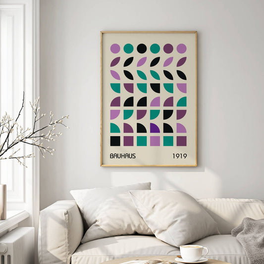 Denne geometriske Bauhaus-inspirerte plakaten kombinerer abstrakte former, rene linjer og en balansert fargepalett i lilla, grønt og svart for å skape en tidløs og elegant veggdekorasjon. Illustrasjon viser plakat i eik ramme.