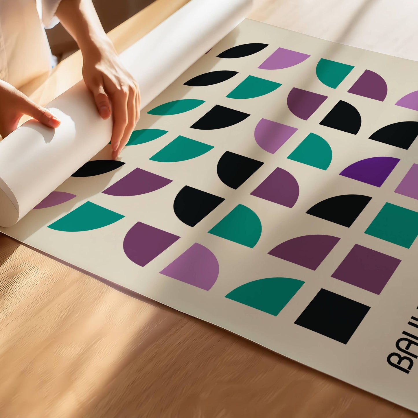 Denne geometriske Bauhaus-inspirerte plakaten kombinerer abstrakte former, rene linjer og en balansert fargepalett i lilla, grønt og svart for å skape en tidløs og elegant veggdekorasjon. Illustrasjon viser plakat på print.