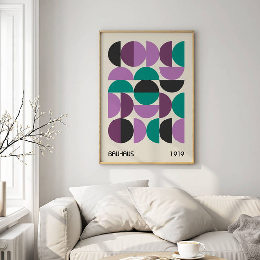 Denne geometriske Bauhaus-inspirerte plakaten kombinerer abstrakte former, rene linjer og en balansert fargepalett i lilla, grønt og svart for å skape en tidløs og elegant veggdekorasjon. Illustrasjon viser plakat i eik ramme.