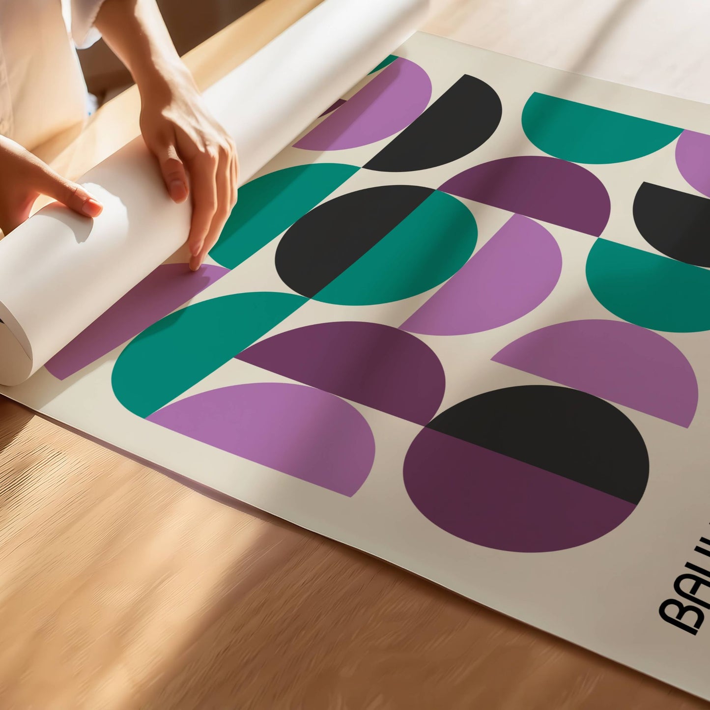 Denne geometriske Bauhaus-inspirerte plakaten kombinerer abstrakte former, rene linjer og en balansert fargepalett i lilla, grønt og svart for å skape en tidløs og elegant veggdekorasjon. Illustrasjon viser plakat på print.