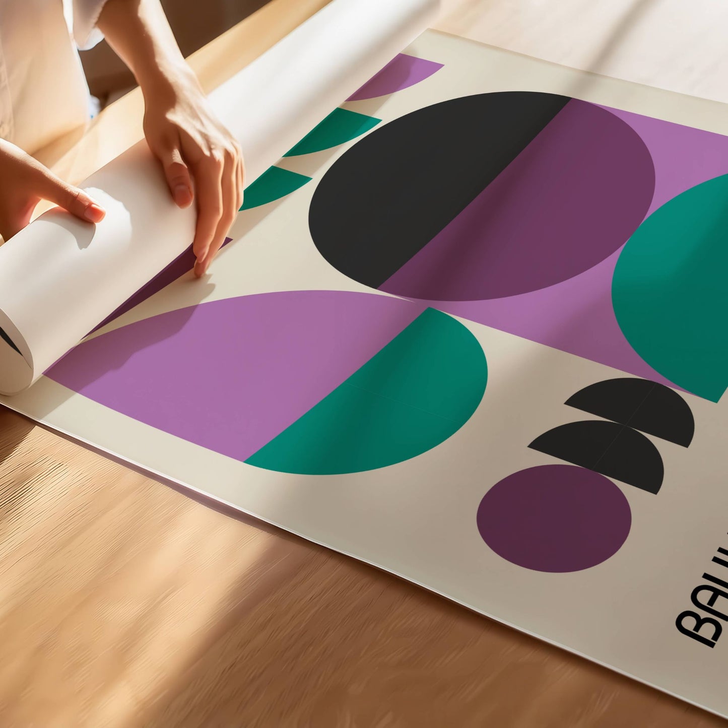 Denne geometriske Bauhaus-inspirerte plakaten kombinerer abstrakte former, rene linjer og en balansert fargepalett i lilla, grønt og svart for å skape en tidløs og elegant veggdekorasjon. Illustrasjon viser plakatpå print.