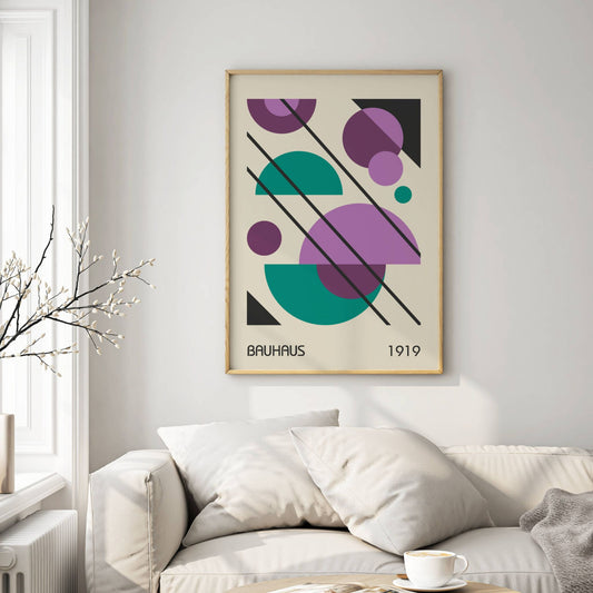 Denne geometriske Bauhaus-inspirerte plakaten kombinerer abstrakte former, rene linjer og en balansert fargepalett i lilla, grønt og svart for å skape en tidløs og elegant veggdekorasjon. Illustrasjon viser plakat i eik ramme.