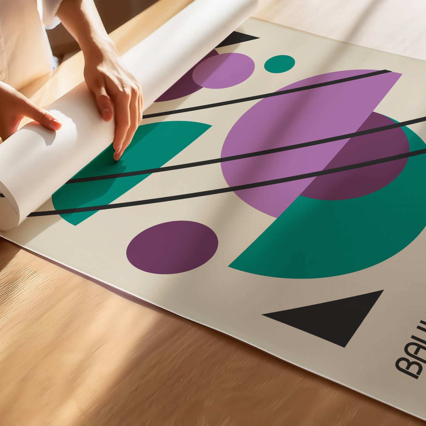 Denne geometriske Bauhaus-inspirerte plakaten kombinerer abstrakte former, rene linjer og en balansert fargepalett i lilla, grønt og svart for å skape en tidløs og elegant veggdekorasjon. Illustrasjon viser plakat på print.