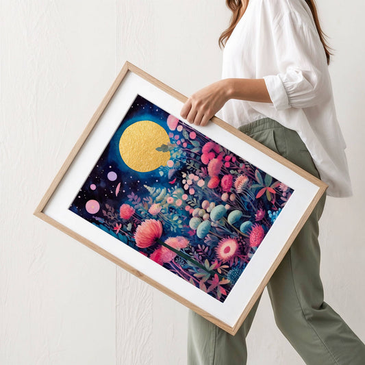 Et poetisk og fredelig motiv med florlette blomster i måneskinn. Illustrasjon viser plakat med passepartout i eik ramme.