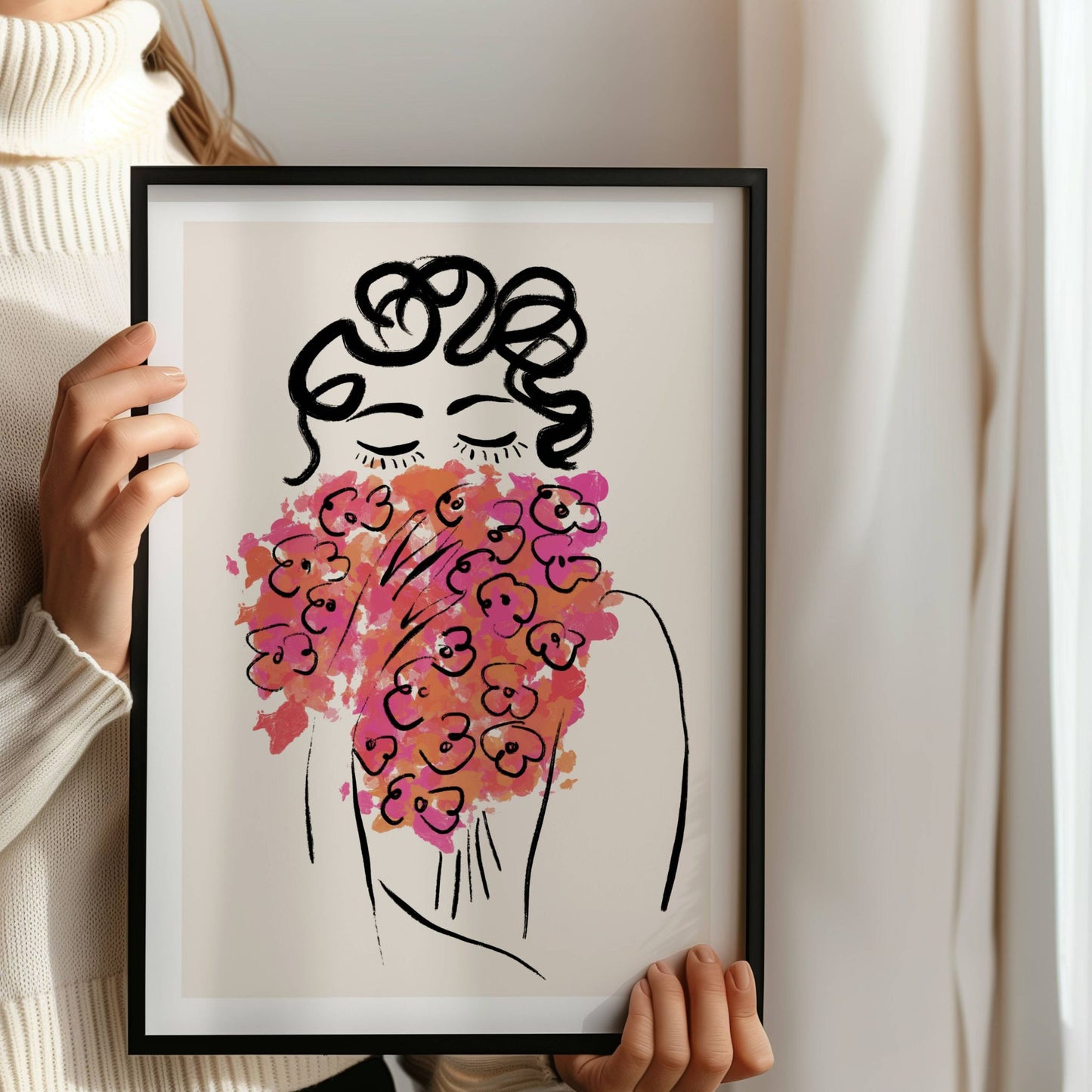 Dette håndtegnede portrettet i sort linjearbeid kombineres med friske blomster i rosa, oransje og røde nyanser, og gir et feminint og poetisk uttrykk. Illustrasjon viser plakat med kantlinje i sort ramme.