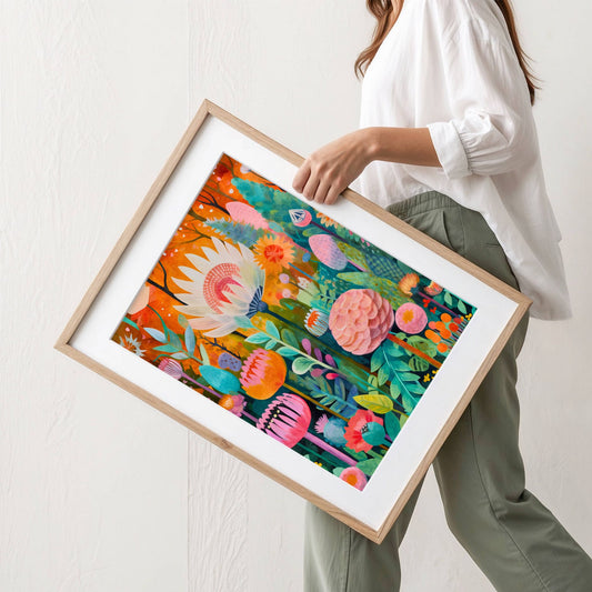 Varme høsttoner møter friske blomster i denne plakaten som balanserer mellom sommer og høst. Illustrasjon viser plakat med passepartout i eik ramme.