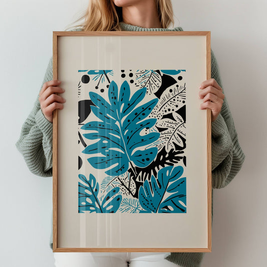 Blue Tropica bringer jungelstemning til moderne vegger med sine grafiske blå blader og sorte detaljer. Illustrasjon viser plakat med bred kant i eik ramme.