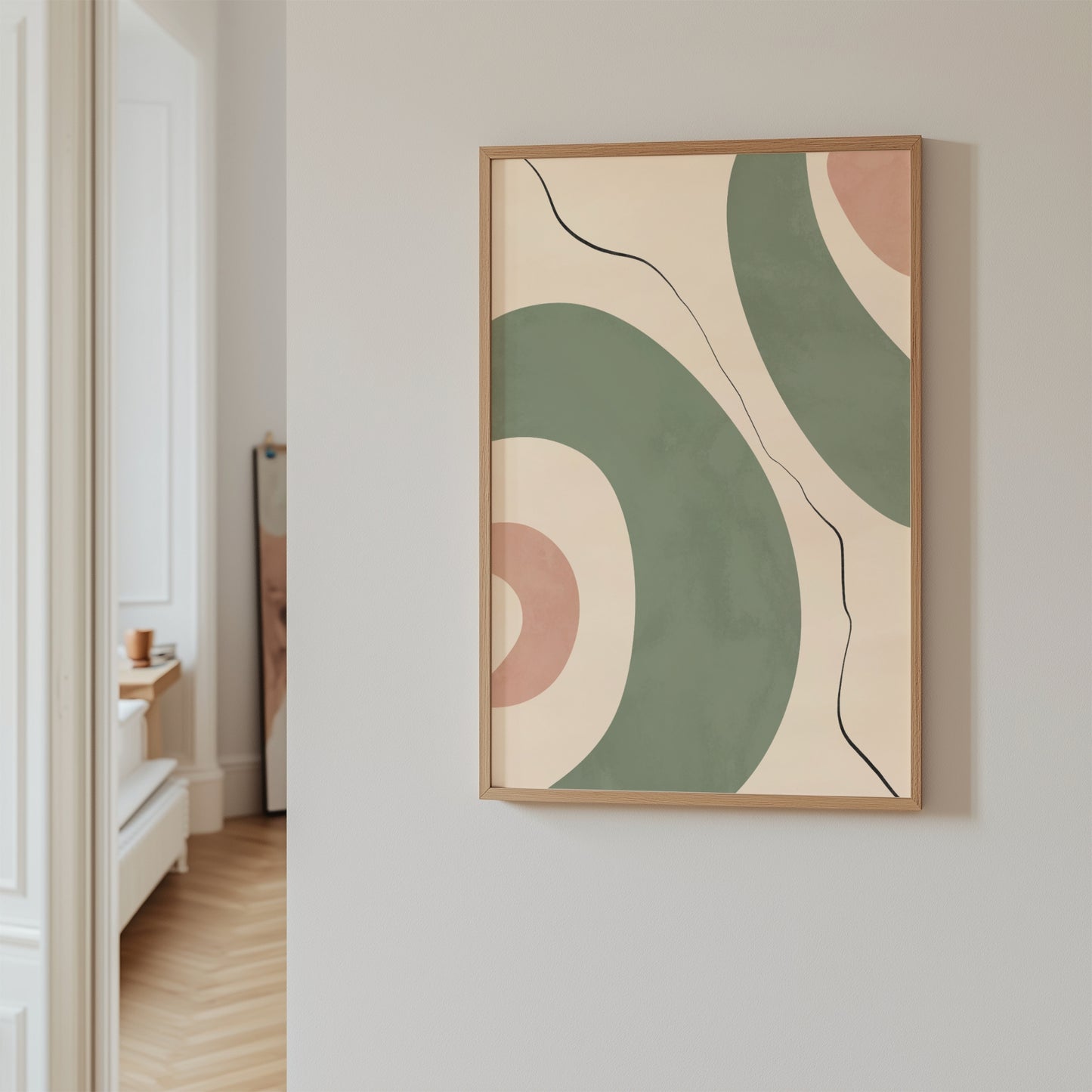 Plakat med et moderne og minimalistisk uttrykk, med en myk palett og subtile linjer som reflekterer bohemsk og mid-century designestetikk. Illustrasjon viser plakat uten hvit kant i eik ramme.
