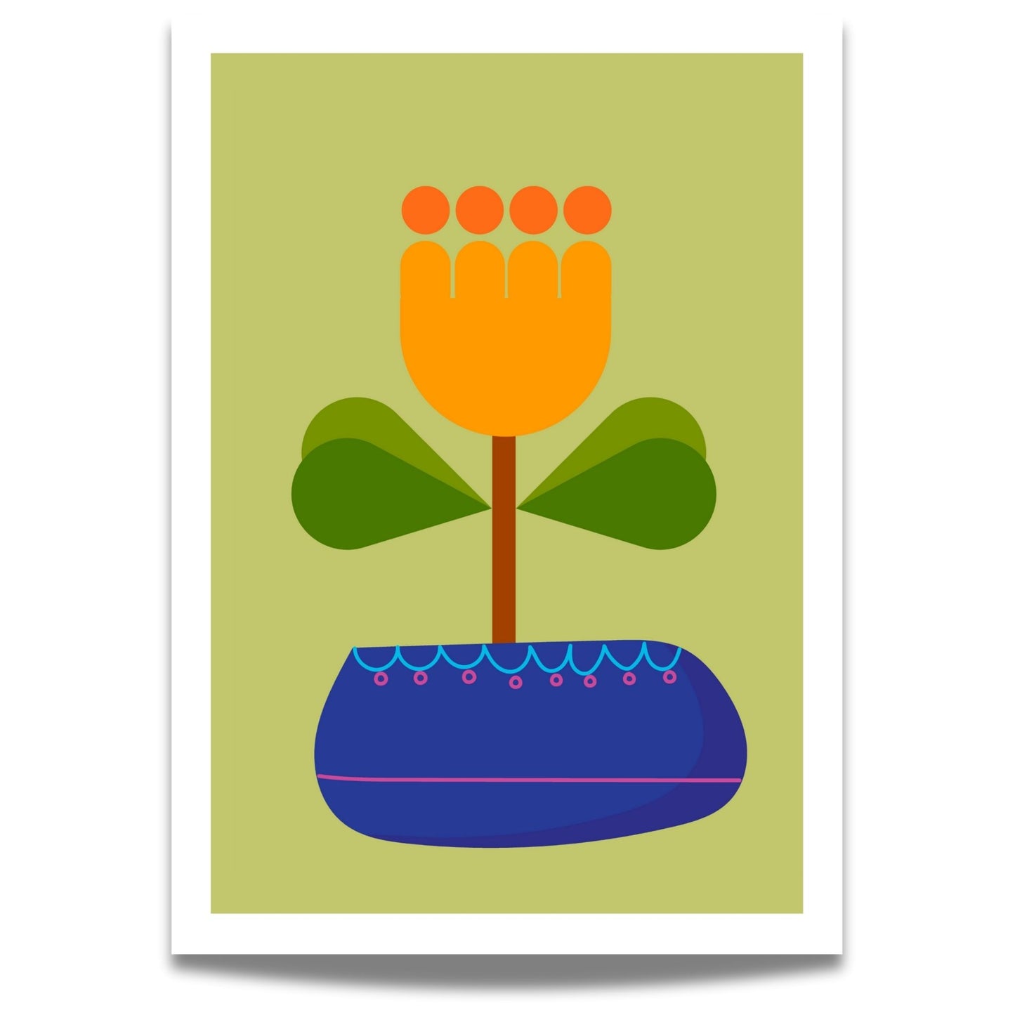 Bold Botanical No16 viser et stilisert blomsterhode i glødende oransje og gult vokser opp fra en dypblå potte med rosa og turkise detaljer. To bladpar i grønn gradient gir et harmonisk balansepunkt mot den lys olivengrønne bakgrunnen, og gir motivet et moderne og leken uttrykk.