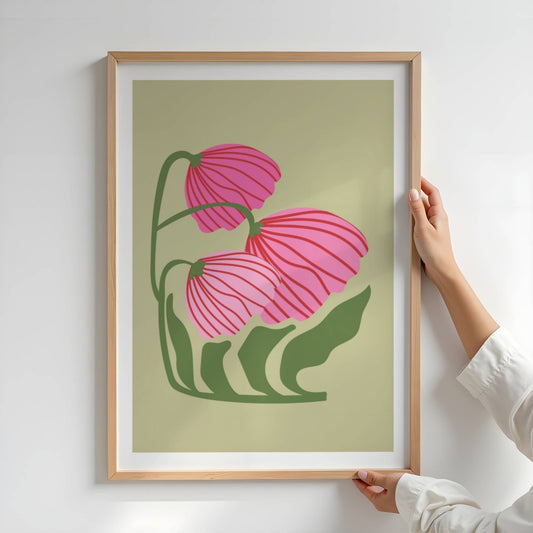 Bold Botanical No8 byr på tre nikkende blomster i livlige rosatoner med elegante røde linjer bøyer seg mot venstre, som i en stille dans. Illustrasjon viser plakat i eik ramme.