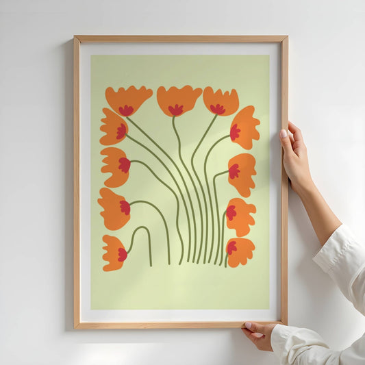 Bold Botanical No9 viser elleve oransje blomster med røde sentrum danser som en ramme rundt motivets myke midte. Lange, buede stilker skaper en følelse av bevegelse og rytme, mens den lyse bakgrunnen gir hele uttrykket en lett og leken atmosfære. Illustrasjon viser plakat i eik ramme.