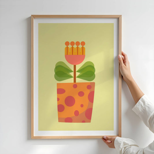 Bold Botanical No10 er en stilisert blomst strekker seg opp fra en mønstret blomsterpotte i varme oransjetoner. Illustrasjonen viser plakat i eik ramme.