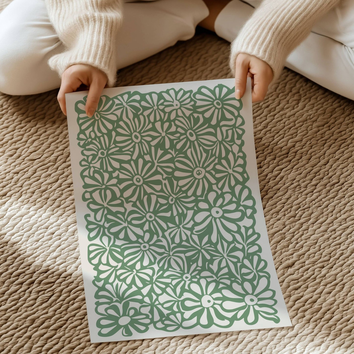 Fyll hjemmet ditt med naturens rytme og organisk eleganse med Botanical Flow – en kunstplakat med et stilisert blomstermønster i levende grønt på en lys bakgrunn. Illustrasjon viser lakat på print A4.