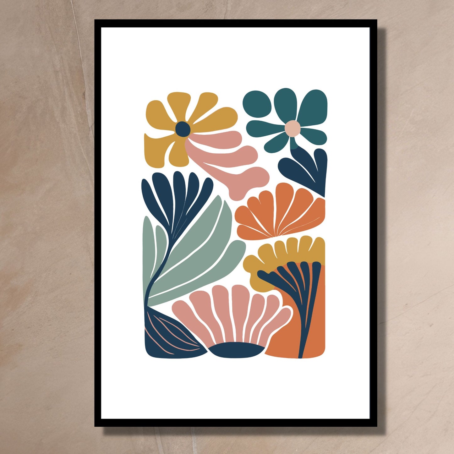 Denne plakaten er 1 av 3 dekorative grafiske motiver i abstrakt botansik mønster. Fargepaletten går i grønn, gul, lys grønn, oransje, rust, gammelrosa og hvit bakgrunn. På bildet henger plakaten i sort ramme på en mellombrun vegg .