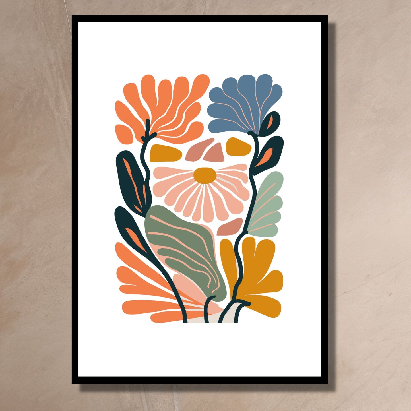 Denne plakaten er 1 av 3 dekorative grafiske motiver i abstrakt botansik mønster. Fargepaletten går i gul, lys grønn, oransje, rust, gammelrosa og hvit bakgrunn. På bildet henger plakaten i sort ramme på en mellombrun vegg .
