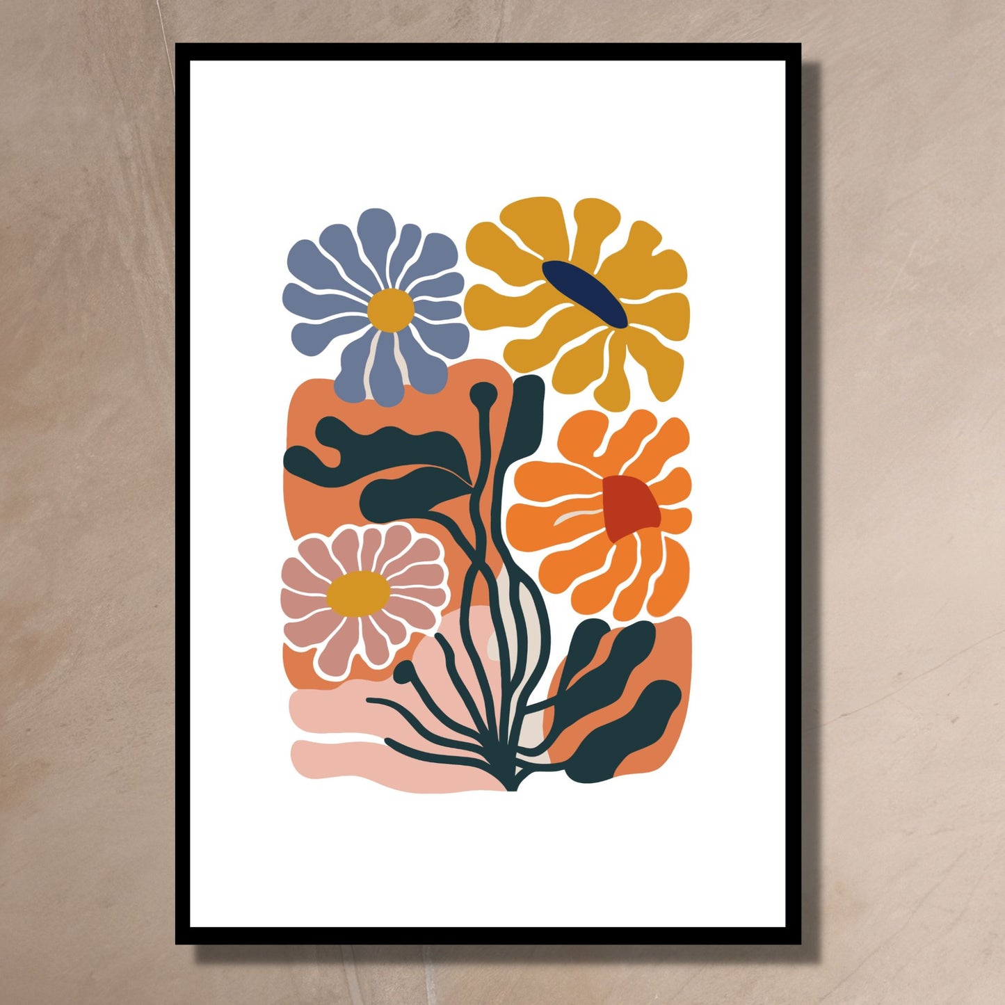 Denne plakaten er 1 av 3 dekorative grafiske motiver i abstrakt botansik mønster. Fargepaletten går i gul, mellomblå, oransje, rust, gammelrosa, blå og hvit bakgrunn. På bildet henger plakaten i sort ramme på en mellombrun vegg .