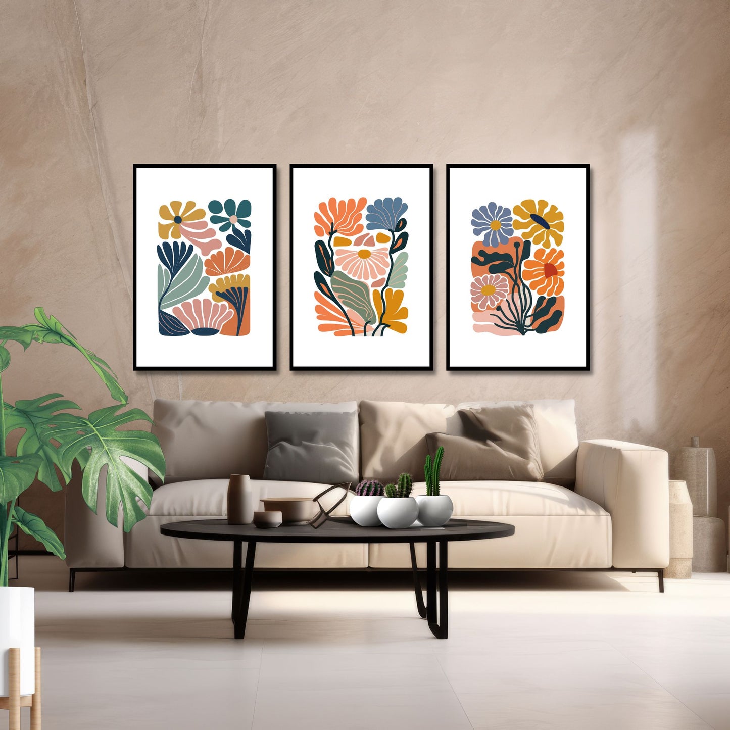 Denne serien består av 3 dekorative grafiske motiver i abstrakt botansik mønster. Fargepaletten går i grønn, gul, lys grønn, oransje, mellomblå, rust, gammelrosa og hvit bakgrunn. På bildet henger alle tre motievene i sorte rammer på en mellombrun vegg, og over en beige sofa.