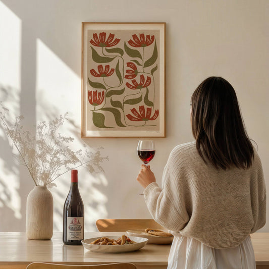 "Botanisk Eleganse" er en kunstnerisk plakat med et stilisert blomstermotiv i varme jordtoner. Illustrasjon viser plakat i eik ramme.