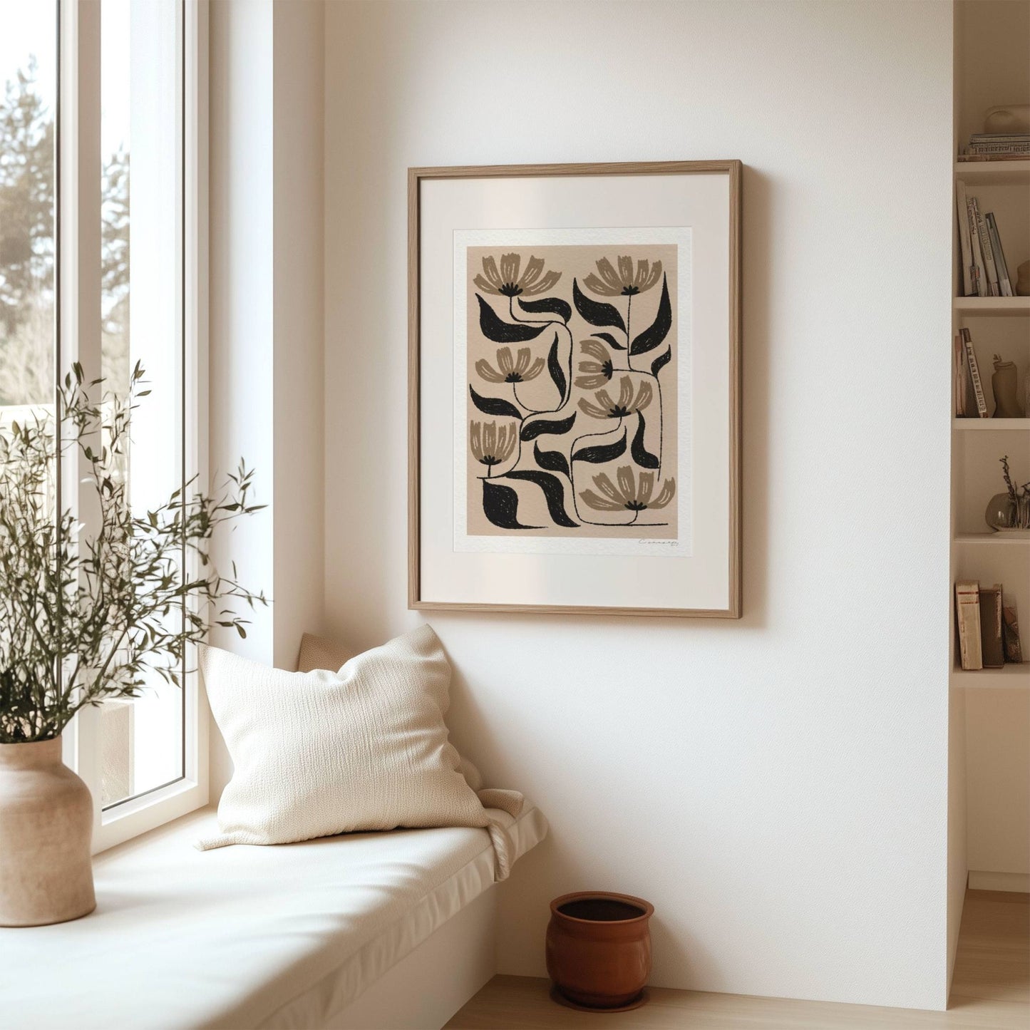 Botanisk Eleganse har en harmonisk fargepalett i jordnære beige- og brunsjatteringer, kombinert med dype svarte kontraster som skaper et stilrent og tidløst botanisk uttrykk. Illustrasjon viser plakat i eik ramme med passepartout.