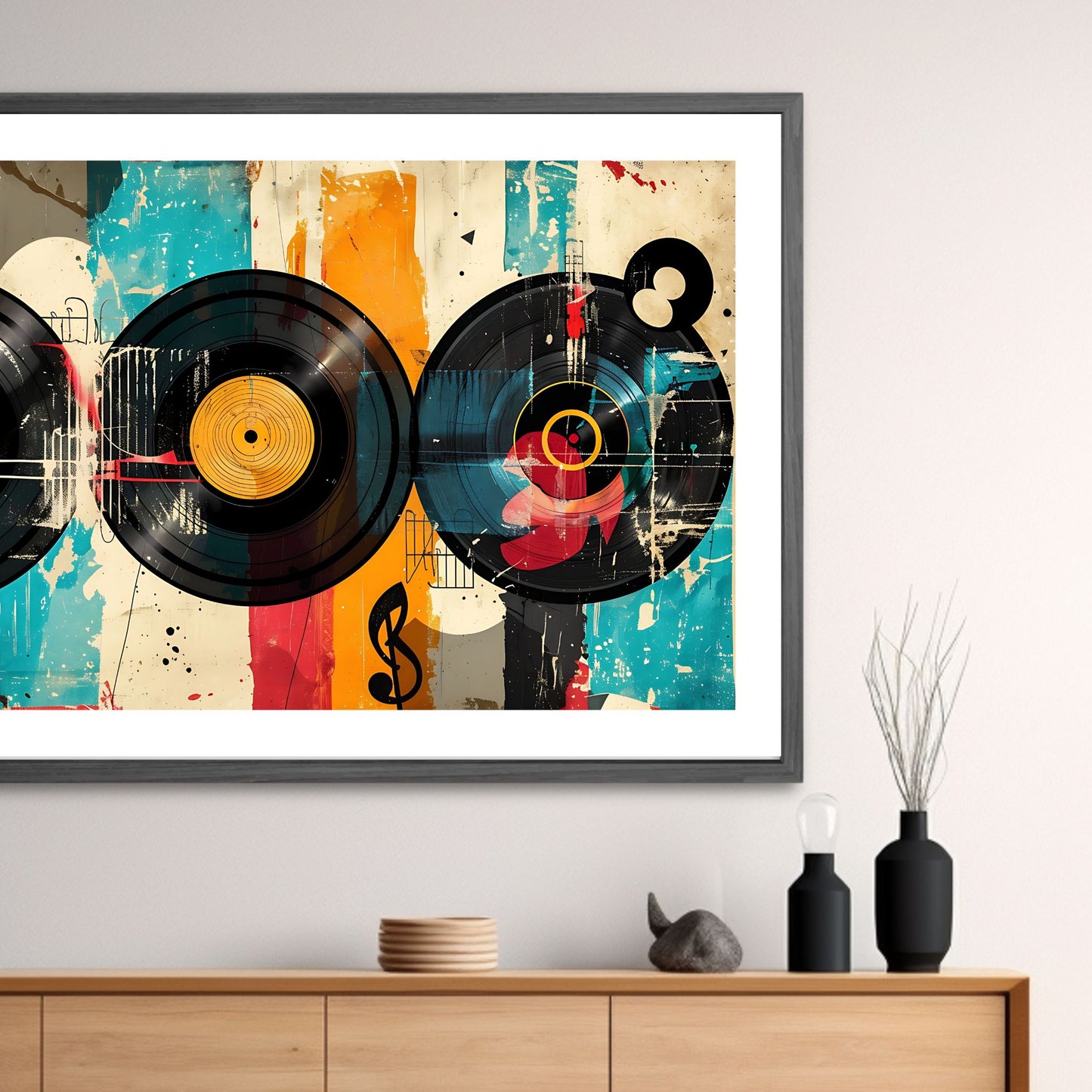 Et abstrakt, grafisk design i en sjarmerende retro stil, og motiv av tre vinylplater. Illustrasjonsfoto viser plakat i mørk ramme.