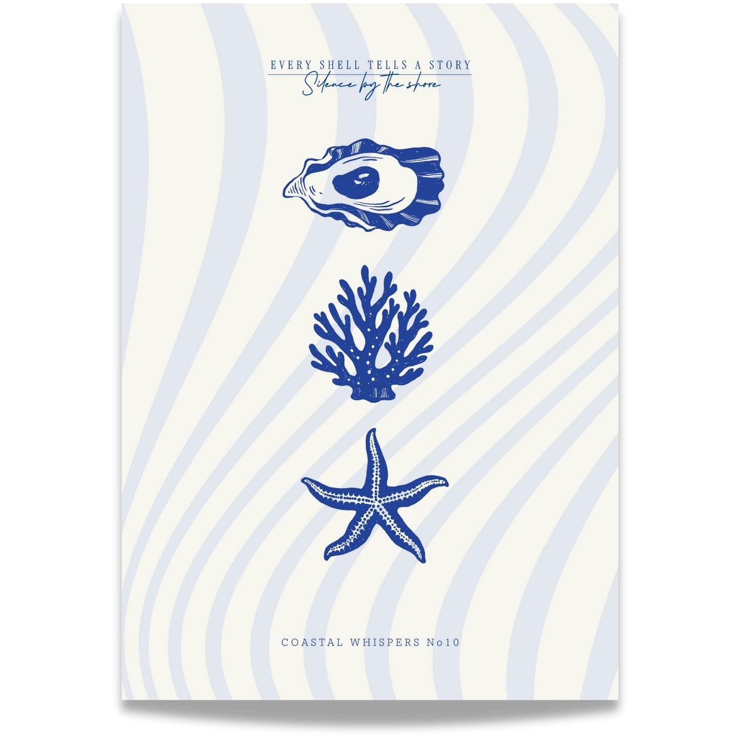 Coastal Whispers No10 – Plakat
Tre maritime elementer – konkylie, korall og sjøstjerne – på bølgete, stripet bakgrunn. Et stilleben av havets små skatter i delikat komposisjon.