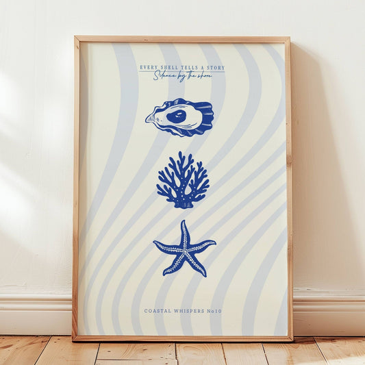 Coastal Whispers No10 – Plakat
Tre maritime elementer – konkylie, korall og sjøstjerne – på bølgete, stripet bakgrunn. Et stilleben av havets små skatter i delikat komposisjon. Illustrasjon viser plakat i eik ramme.