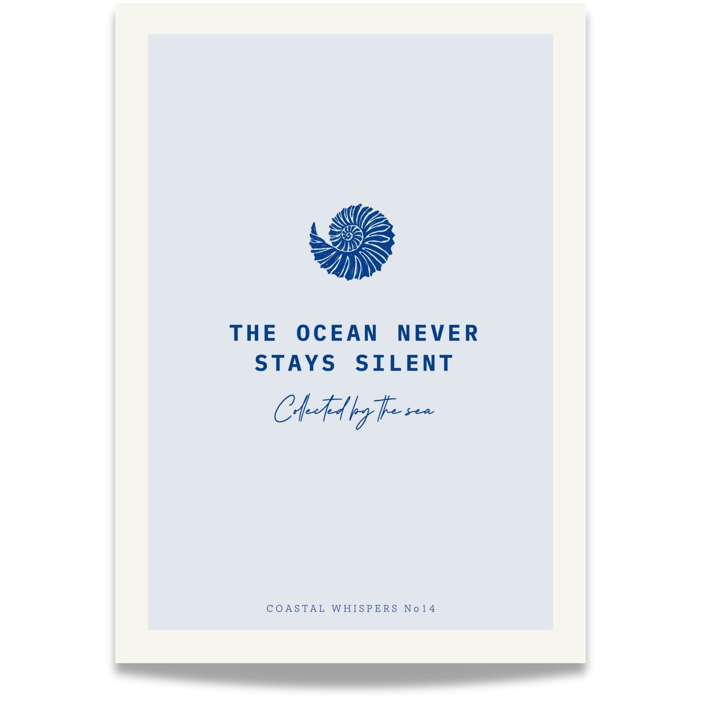 Coastal Whispers No14 – Plakat
En enkel blå konkylie med teksten The ocean never stays silent. Et poetisk og stilrent motiv som passer i både moderne og maritime hjem. Illustrasjon viser plakat i eik ramme.