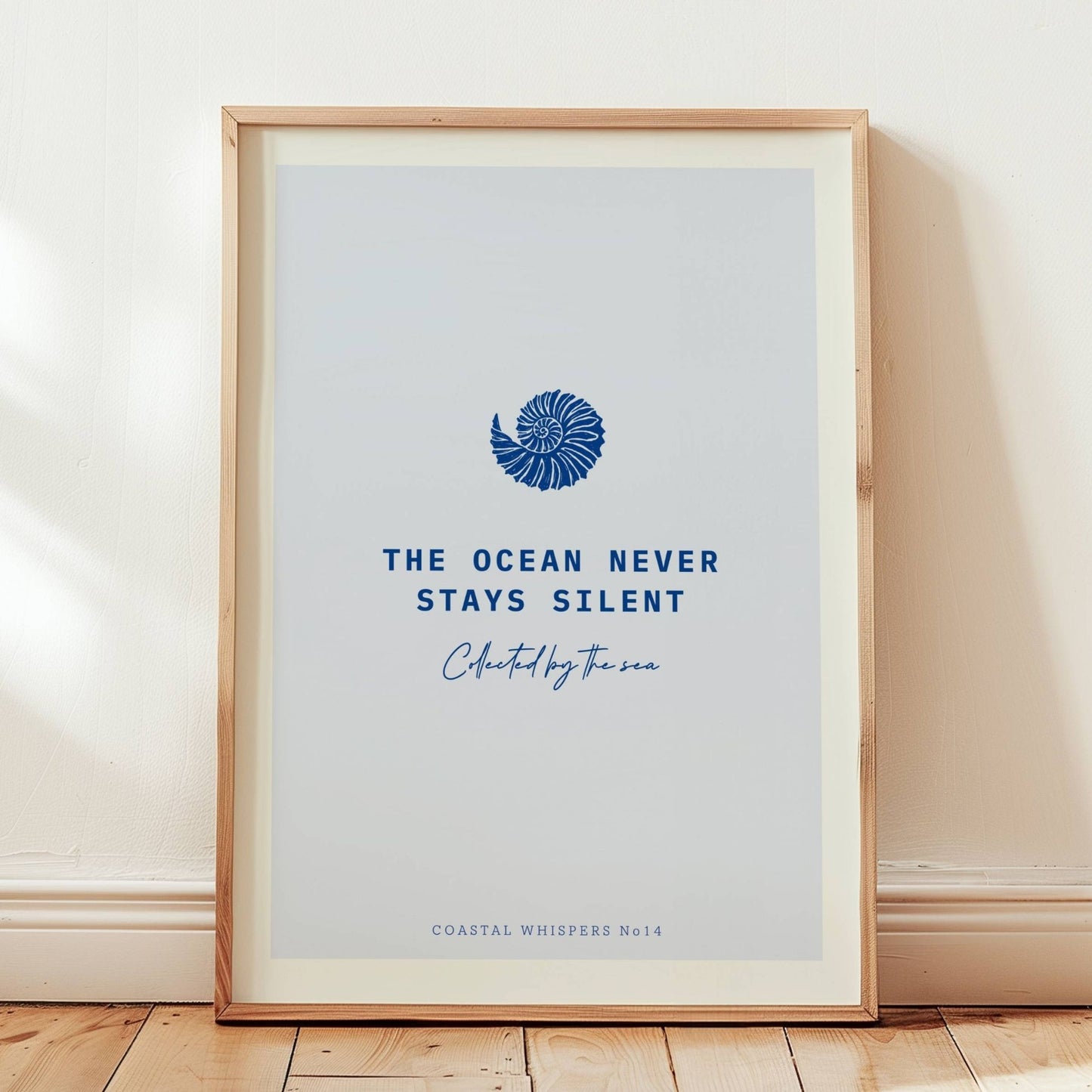 Coastal Whispers No14 – Plakat
En enkel blå konkylie med teksten The ocean never stays silent. Et poetisk og stilrent motiv som passer i både moderne og maritime hjem. Illustrasjon viser plakat i eik ramme.