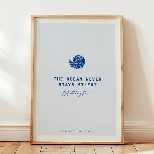 Coastal Whispers No14 – Plakat
En enkel blå konkylie med teksten The ocean never stays silent. Et poetisk og stilrent motiv som passer i både moderne og maritime hjem. Illustrasjon viser plakat i eik ramme.