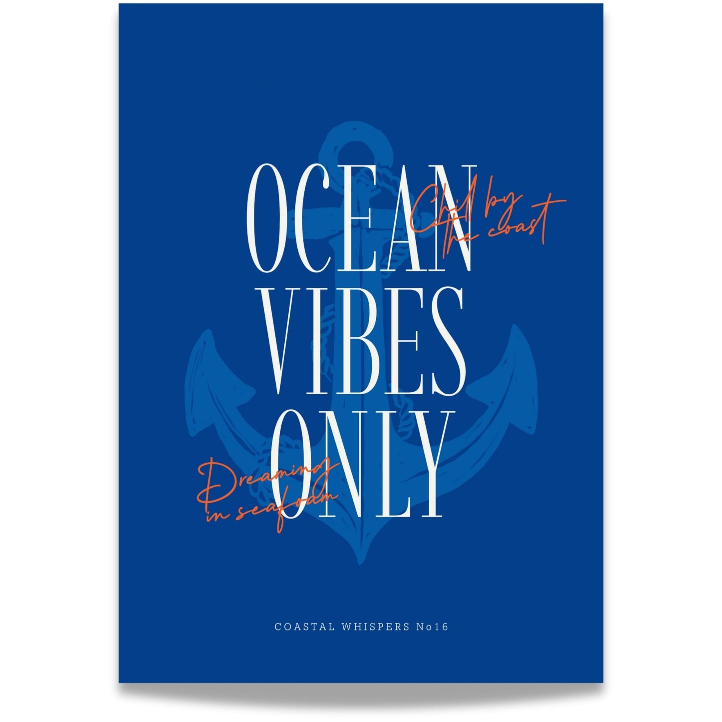 Coastal Whispers No16 – Plakat
Sterkt maritimt uttrykk med anker i bakgrunnen og teksten Ocean vibes only. En plakat med moderne typografi og tydelig strandattitude.