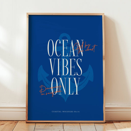 Coastal Whispers No16 – Plakat
Sterkt maritimt uttrykk med anker i bakgrunnen og teksten Ocean vibes only. En plakat med moderne typografi og tydelig strandattitude. Illustrasjon viser plakat i eik ramme.