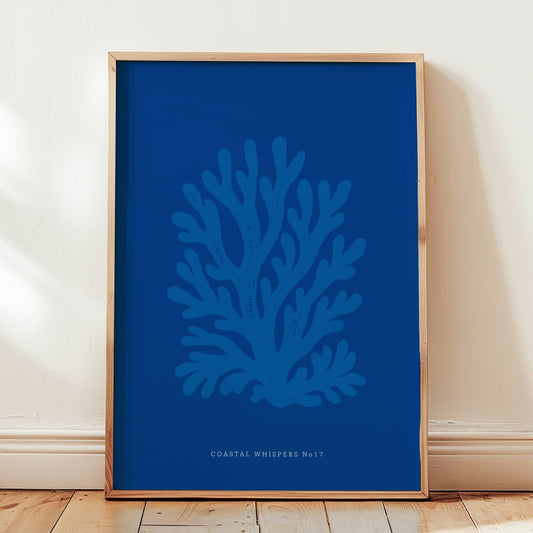 Coastal Whispers No17 – Plakat
Et korallmotiv i dypblå toner mot matchende bakgrunn. Et stilisert og dekorativt design som tilfører ro og dybde. Illustrasjon viser plakat i eik ramme.