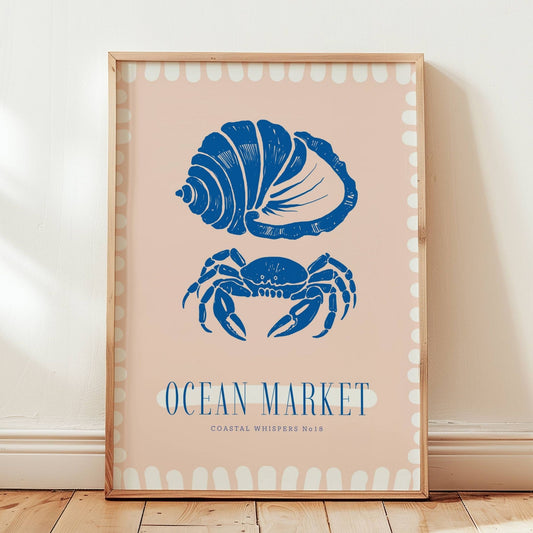 Coastal Whispers No18 – Plakat
Et lekent sjømatmotiv med skjell og krabbe, rammet inn av grafiske former og teksten Ocean Market. Perfekt for kjøkken eller sommerhytte. Illustrasjon viser plakat i eik ramme.