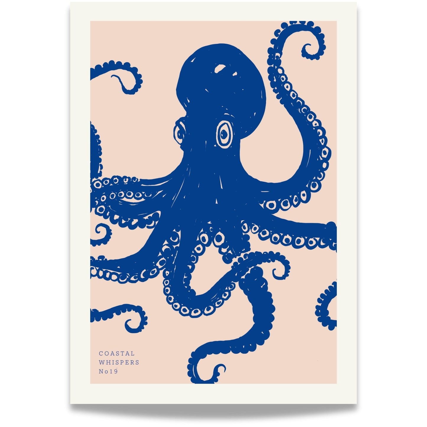 Coastal Whispers No19 – Plakat
En iøynefallende blekksprut illustrert i blått mot dus fersken. Et livlig og maritimt motiv med karakter og særpreg.