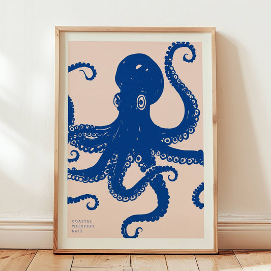 Coastal Whispers No19 – Plakat
En iøynefallende blekksprut illustrert i blått mot dus fersken. Et livlig og maritimt motiv med karakter og særpreg. Illustrasjon viser plakat i eik ramme.