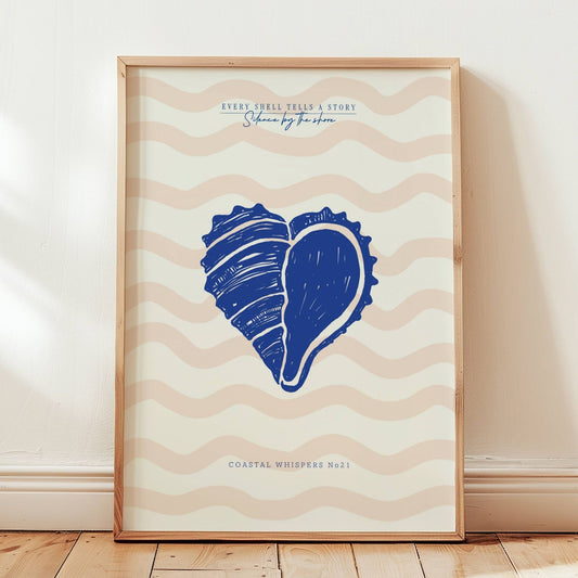 Coastal Whispers No21 – Plakat
Et blått skjellmotiv på bølgende sandfarget bakgrunn, med teksten Shoreline by the shore. En enkel, men effektfull hyllest til havets former. Illustrasjon viser plakat i eik ramme.