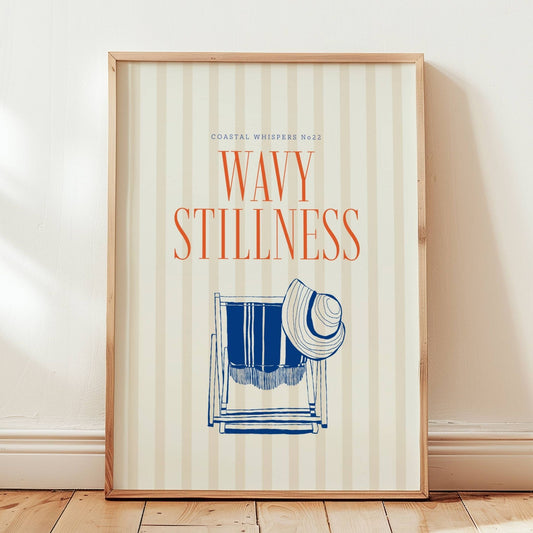 Coastal Whispers No22 – Plakat
En strandstol og solhatt under teksten Wavy Stillness. Rolig, feriefølelse i elegant og avslappet stil. Illustrasjon viser plakat i eik ramme.