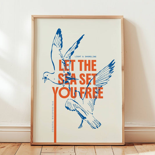 Coastal Whispers No6 – Plakat. En flyvende måke med teksten Let the sea set you free i korall og blått. Frihetsfølelse og havinspirert bevegelse i ett og samme uttrykk. Illustrasjon viser plakat i eik ramme.
