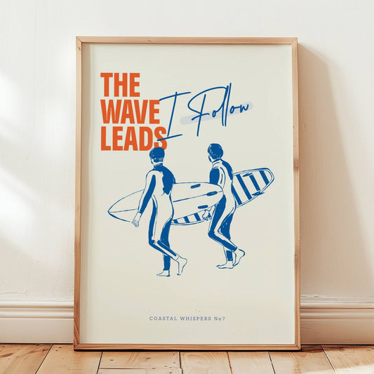 Coastal Whispers No7 – Plakat
To surfere med teksten The wave leads I follow. Et stilisert motiv som formidler frihet, eventyrlyst og bølgens rytme. Illustrasjon viser plakat i eik ramme.