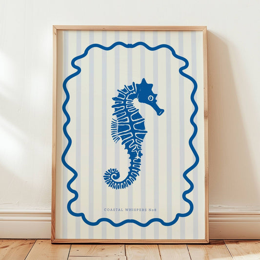 Coastal Whispers No8 – Plakat
Et blått sjøhestmotiv mot stripete bakgrunn, innrammet med bølgende linjer. Et lekent og dekorativt kystmotiv med vintage touch. Illustrasjon viser plakat i eik ramme.