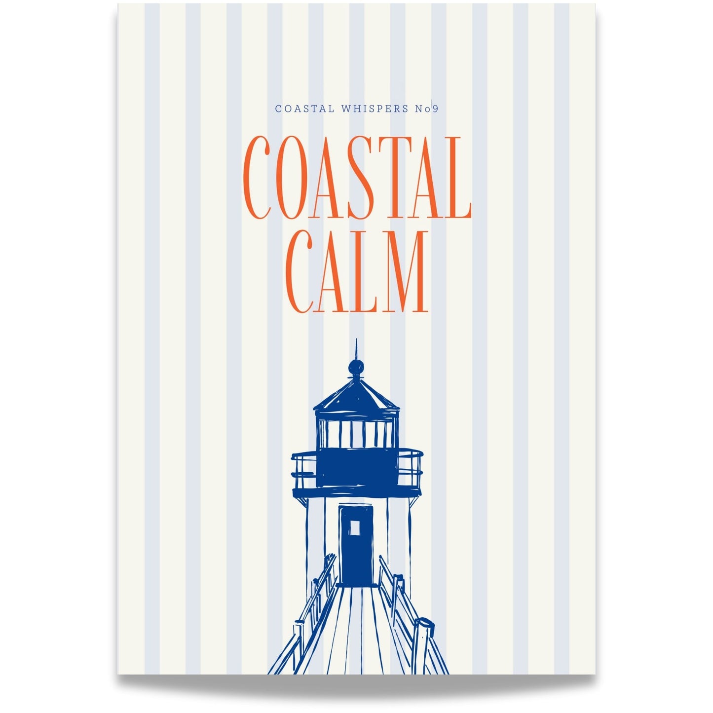Coastal Whispers No9 – Plakat
Et fyrtårn i blått mot stripet bakgrunn med teksten Coastal Calm i korall. Et klassisk og beroligende motiv med kystens ro som fokus.