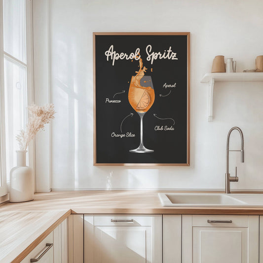 Gjør veggene dine mer smakfulle med våre Cocktail Plakater. Illustrasjon viser Aperol Spritz Cocktailplakat i eik ramme på et kjøkken.