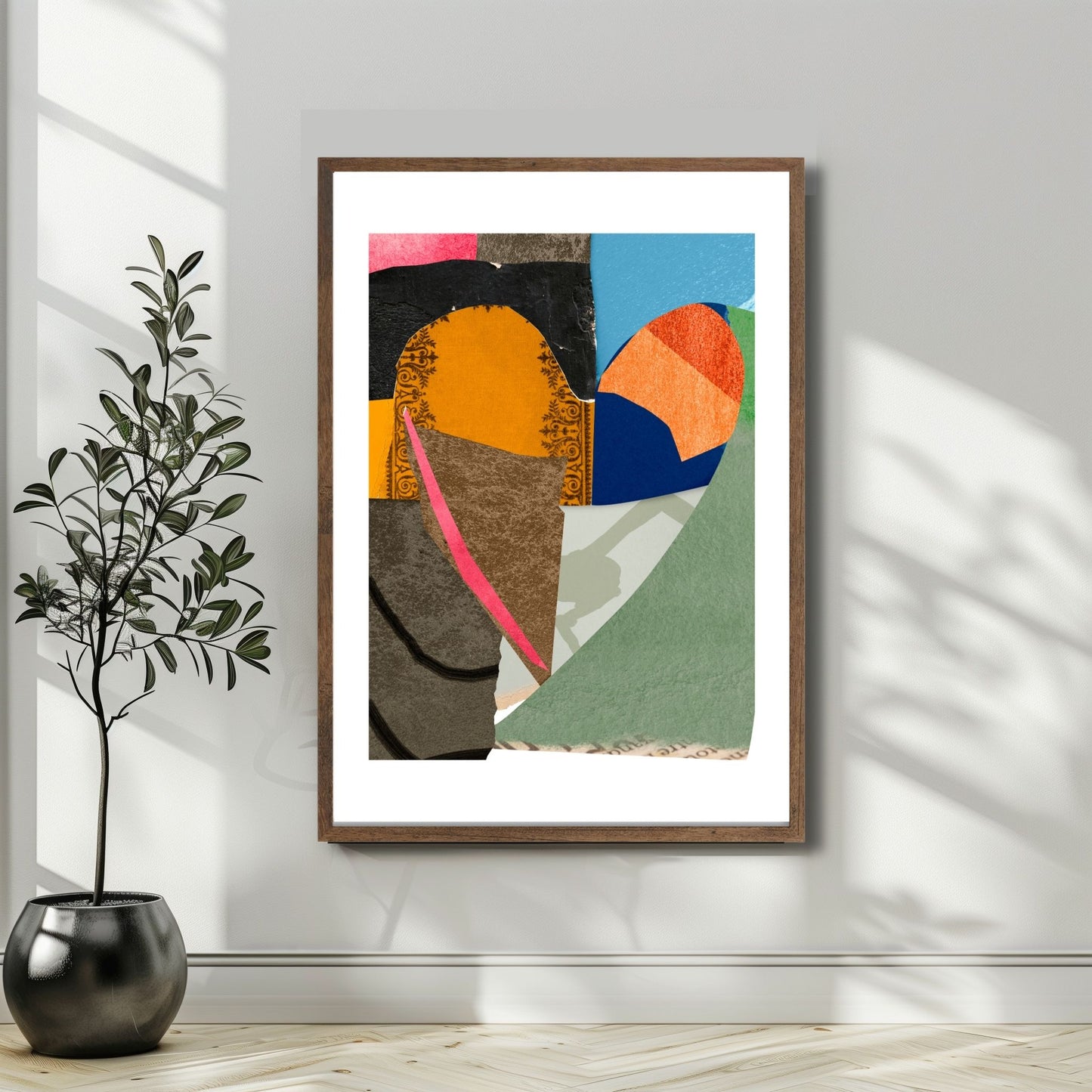 Colorful Heart Collage, en abstrakt plakat som kombinerer levende fargetoner og dristige former i et unikt hjerte-design. Illustrasjon viser plakat i en mørk ramme.