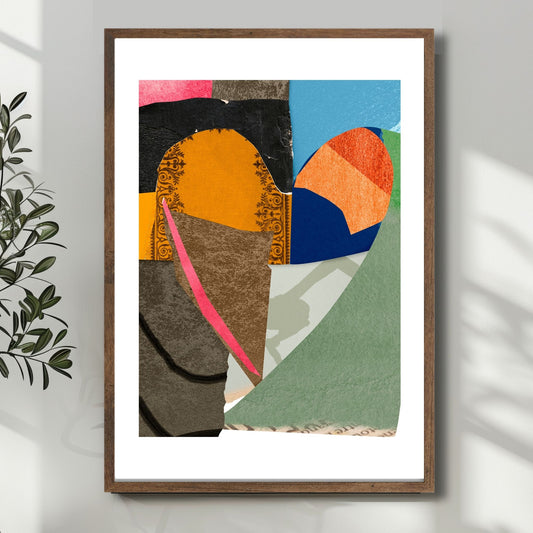 Colorful Heart Collage, en abstrakt plakat som kombinerer levende fargetoner og dristige former i et unikt hjerte-design. Illustrasjon viser plakat i en mørk ramme.